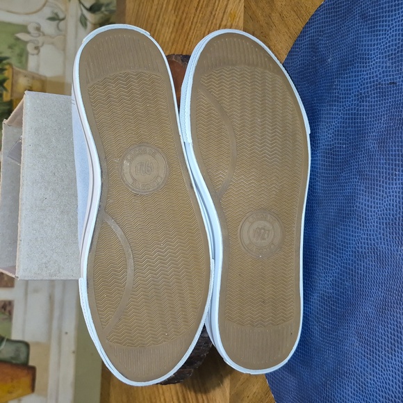 Lacoste Womens Gray Suede Sneakers sz. 7.5 (#1002A) EC. - Picture 10 of 16